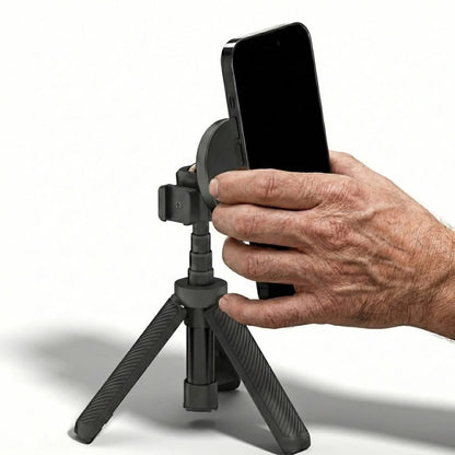 Une main qui pose un téléphone sur l'aimant du mini trépied téléphone magnétique