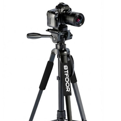 Appareil photo clipsé sur le  trépied 140 CM grips en mousse