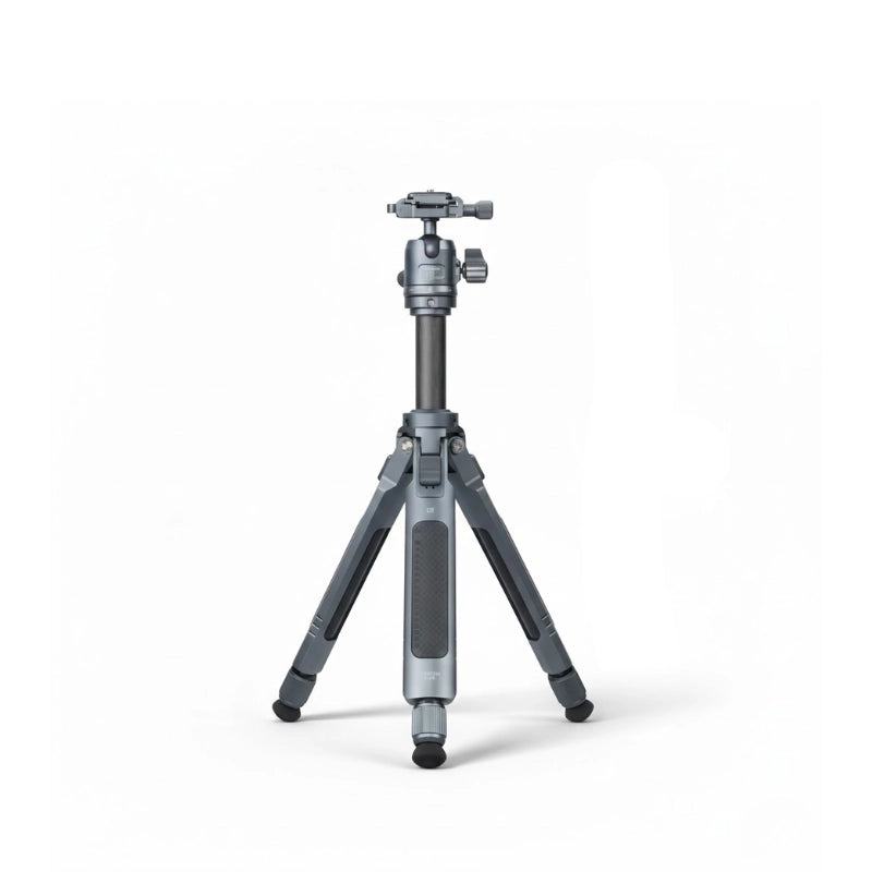 Trépied carbone extensible sur fond blanc