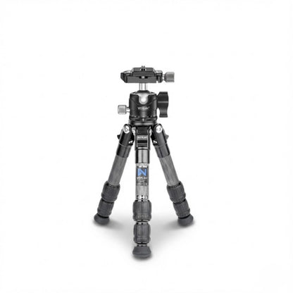 Trépied carbone jambes multi angles sur fond blanc