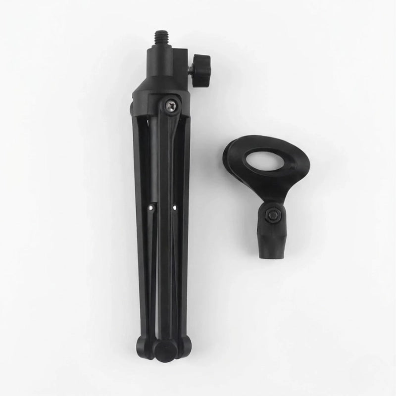 Trépied micro plié et poser sur un fond blanc